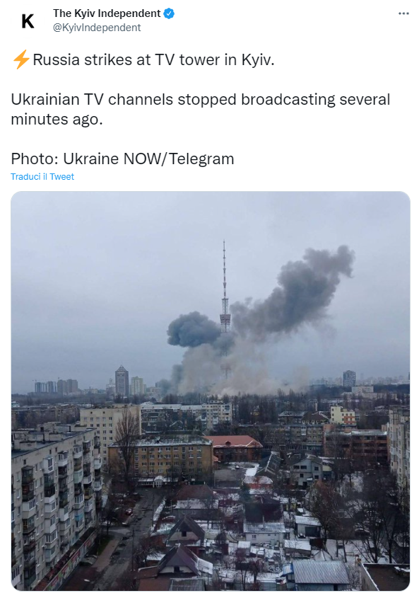 The image posted on Twitter by The Kyiv Independent shows the column of smoke rising from the TV transmission tower hit by the Russian army. According to Ukrainian authorities, there were five casualties and five injured. Most stations resumed broadcasting after a few hours.