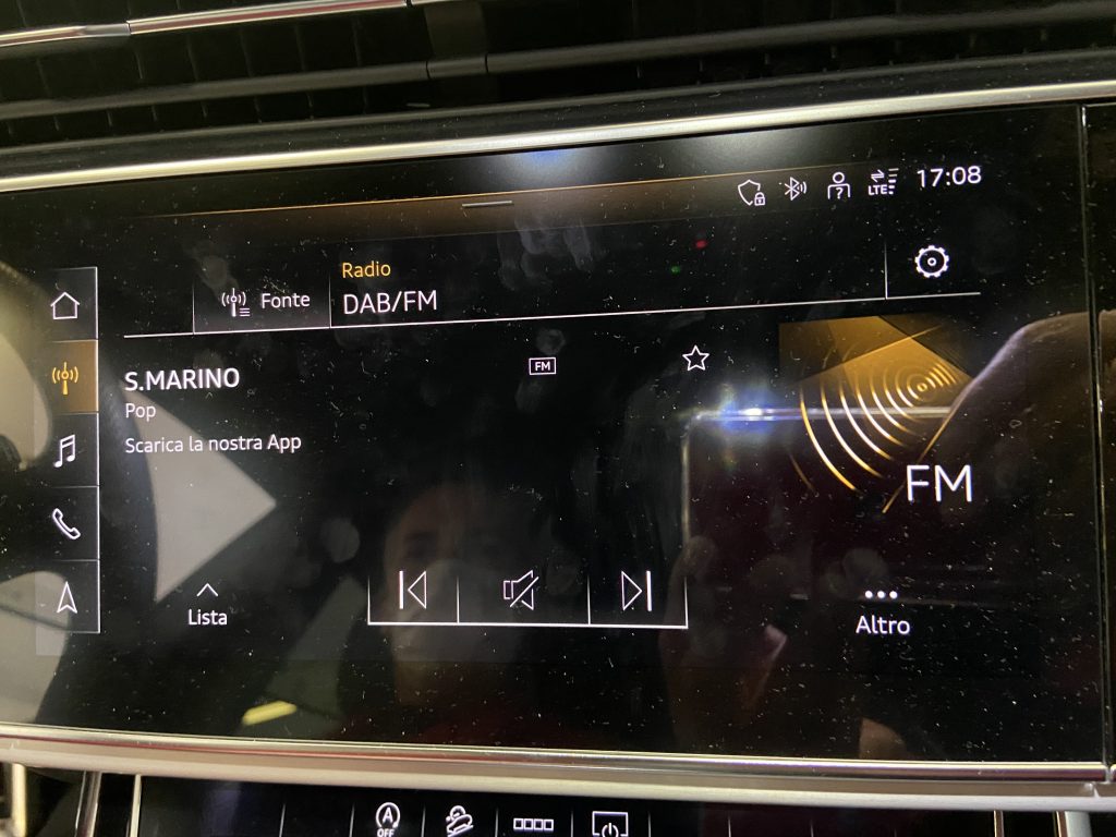 On the screen of the Audi Q5, tuning to Radio San Marino does not show the Russian flag, but also the station's logo